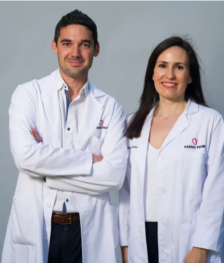 El Dr. Fermín Capitán y Anabel Sánchez forman parte del departamento de Investigación y Desarrollo de FFS de Facialteam, realizando investigaciones científicas para mejorar la atención sanitaria a los trangeneros.
