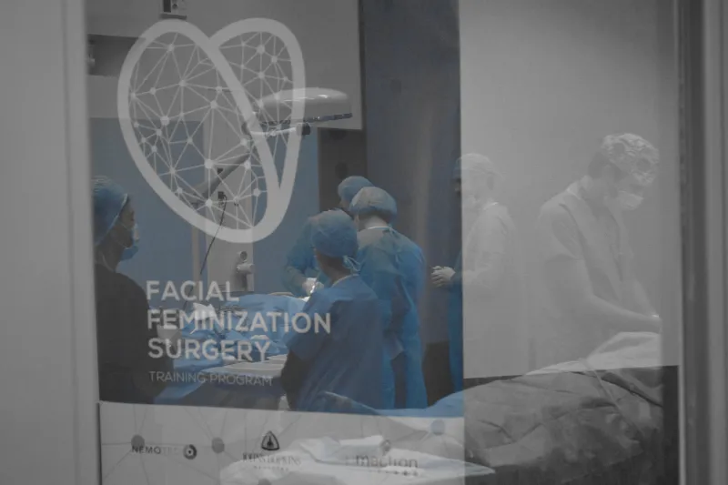 Imagen de los cirujanos en prácticas durante el programa de formación en cirugía de feminización facial de Facialteams en 2019