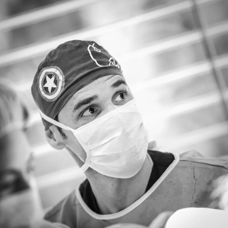 Foto en blanco y negro del dr. Captián, experto en cirugía de feminización facial en Facialteam.
