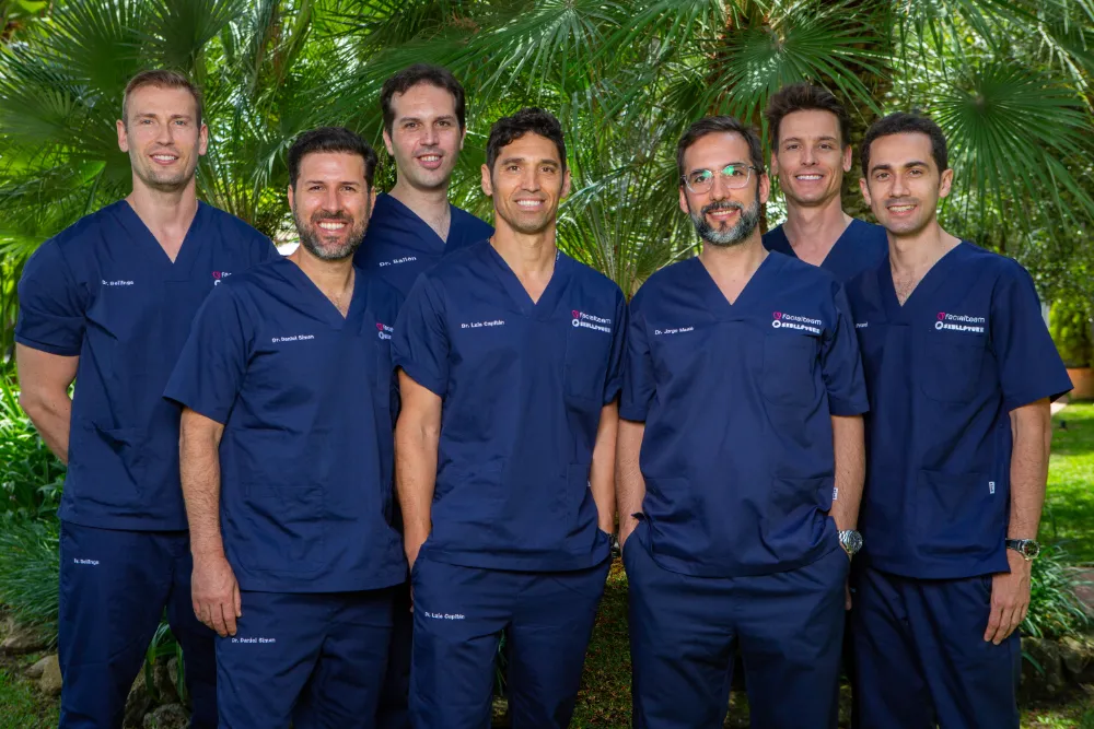 La plantilla completa de cirujanos de Facialteam cuenta con un total de 7 cirujanos de feminización facial en 2022.
