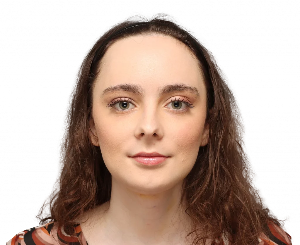 Fotografía del perfil frontal de Alex M tras la cirugía.